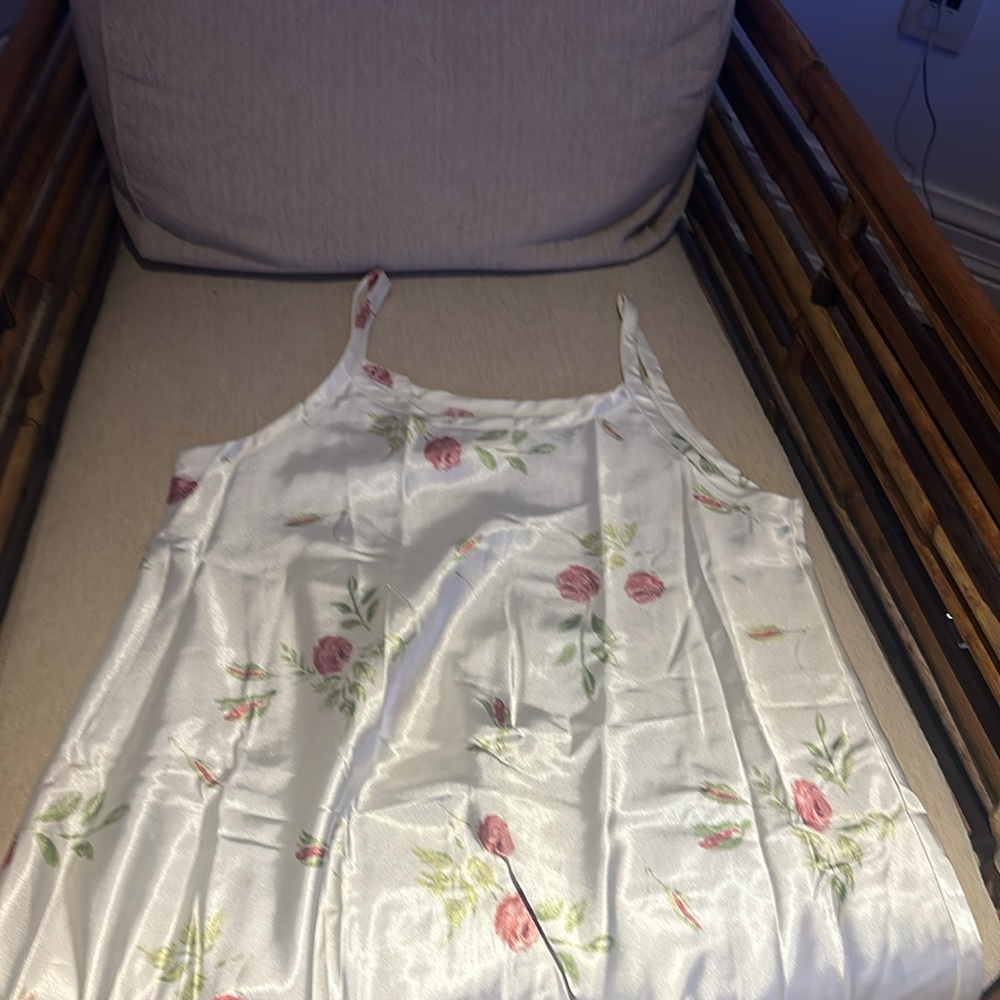 Silky smooth floral pyjama nightgown. - Picture 3 of 4